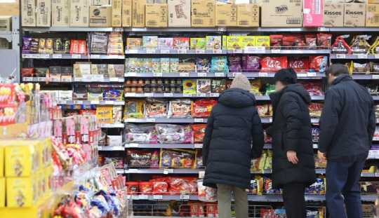 국제 커피·코코아 가격이 이달들어 연중 최고치를 나란히 경신하며 내년에도 커피·코코아 제품 가격 인상 가능성이 커지고 있다. 사진은 대형마트에서 소비자들이 초콜릿 제품을 보고 있는 모습. 연합뉴스